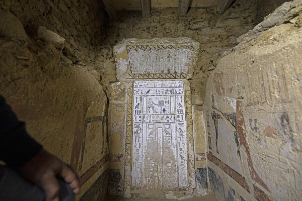 Imagem mostrando o interior da tumba recentemente descoberta no sítio arqueológico de Saqqara, ao sul do Cairo, em 26 de janeiro de 2023. - Sputnik Brasil