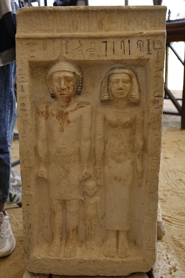 Artefato descoberto recentemente é exibido durante coletiva de imprensa no sítio arqueológico de Saqqara, ao sul de Cairo, onde foram descobertos uma múmia decorada com ouro e quatro túmulos, incluindo o &quot;guardião de segredos&quot; de um antigo rei. - Sputnik Brasil
