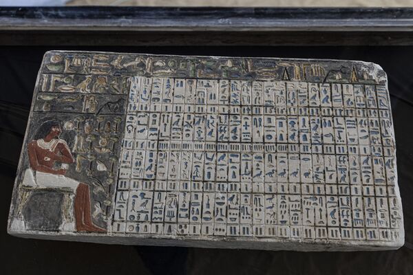Artefato descoberto recentemente é exibido durante coletiva de imprensa no sítio arqueológico de Saqqara, ao sul de Cair, onde foram descobertos uma múmia decorada com ouro e quatro túmulos, incluindo o &quot;guardião de segredos&quot; de um antigo rei. - Sputnik Brasil