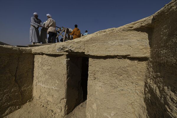 Trabalhadores egípcios na coletiva de imprensa no sítio arqueológico de Saqqara, ao sul de Cairo, onde foram descobertos uma múmia decorada com ouro e quatro túmulos, incluindo o &quot;guardião de segredos&quot; de um antigo rei. - Sputnik Brasil
