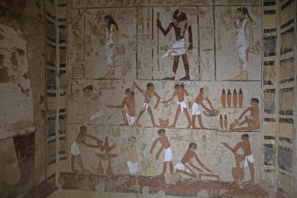 Imagem mostra o interior da tumba recentemente descoberta no sítio arqueológico de Saqqara, ao sul do Cairo (foto de 26 de janeiro de 2023 ). - Sputnik Brasil