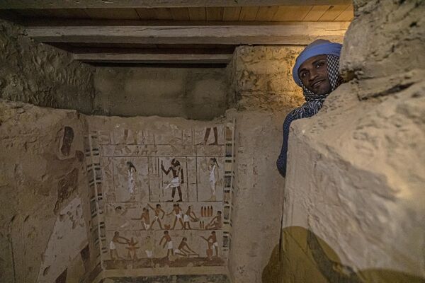 Imagem mostra o interior da tumba recentemente descoberta no sítio arqueológico de Saqqara, ao sul do Cairo (foto de 26 de janeiro de 2023 ). - Sputnik Brasil