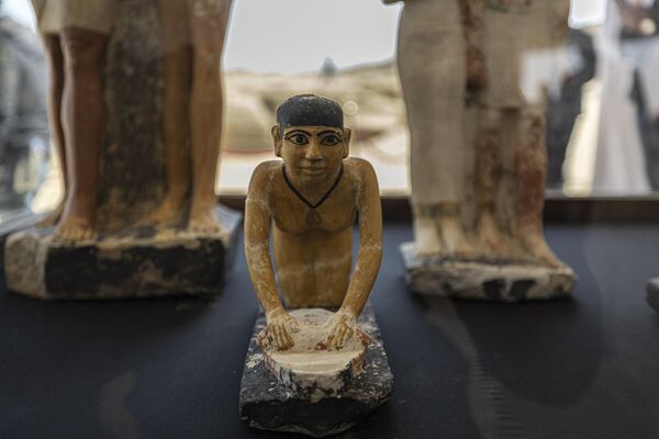 Artefatos são exibidos no sítio arqueológico de Saqqara, ao sul de Cairo, onde foram descobertos uma múmia decorada com ouro e quatro túmulos, incluindo o &quot;guardião dos segredos&quot; de um antigo rei. - Sputnik Brasil