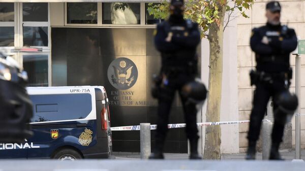 Policiais espanhóis em frente à embaixada dos EUA em Madri, Espanha, 1º de dezembro de 2022 - Sputnik Brasil