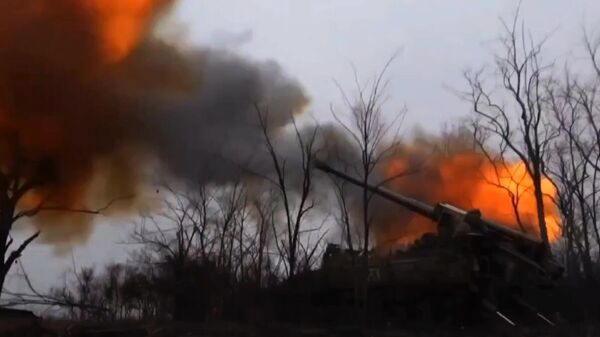 Disparo do sistema de artilharia Giatsint durante a operação militar especial da Rússia na Ucrânia, foto publicada em 25 de janeiro de 2023 - Sputnik Brasil