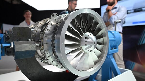 Espetadores veem modelo de motor do avião Rolls Royce, criado para o protótipo do caça de sexta geração Tempest, durante consórcio Team Tempest no Show Aéreo de Farnborough, Inglaterra, Reino Unido, 18 de julho de 2022 - Sputnik Brasil