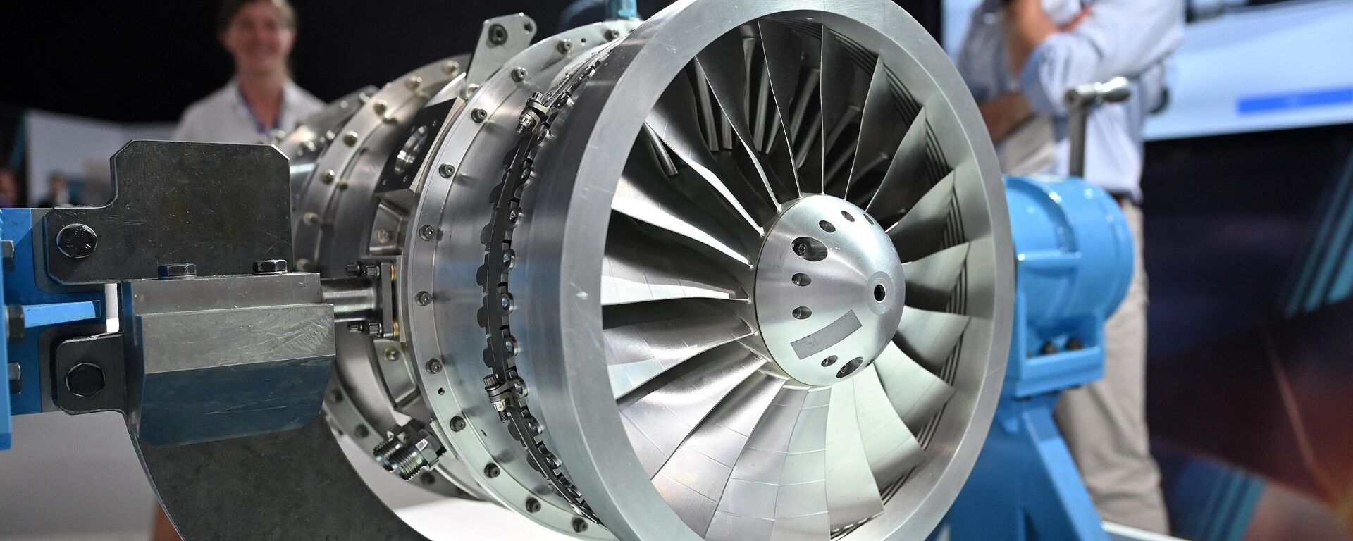Espetadores veem modelo de motor do avião Rolls Royce, criado para o protótipo do caça de sexta geração Tempest, durante consórcio Team Tempest no Show Aéreo de Farnborough, Inglaterra, Reino Unido, 18 de julho de 2022 - Sputnik Brasil, 1920, 28.01.2023