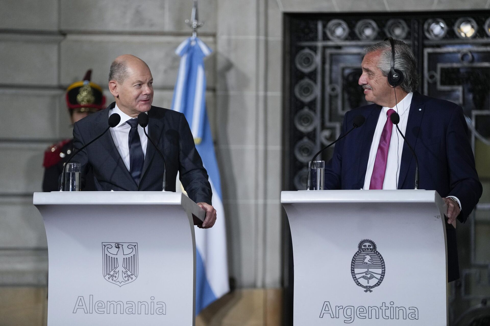 O chanceler alemão, Olaf Scholz, e o presidente da Argentina, Alberto Fernández, em coletiva de imprensa em Buenos Aires. Argentina, 28 de janeiro de 2023 - Sputnik Brasil, 1920, 03.02.2023