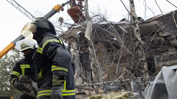 Serviços de emergência retiram os destroços de um hospital distrital em Novoaidar, na República Popular de Luhansk, que foi atingido por um lançador múltiplo de foguetes Himars de militares ucranianos - Sputnik Brasil