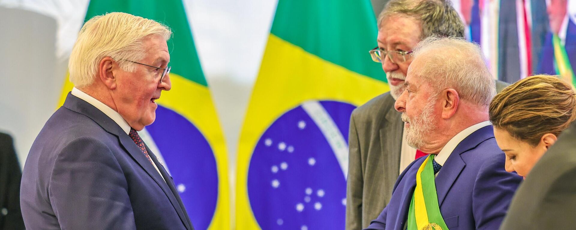 O presidente Luiz Inácio Lula da Silva recebe os cumprimentos do presidente da Alemanha, Frank-Walter Steinmeier, durante cerimônia de posse. Brasília, 1º de janeiro de 2023 - Sputnik Brasil, 1920, 29.01.2023