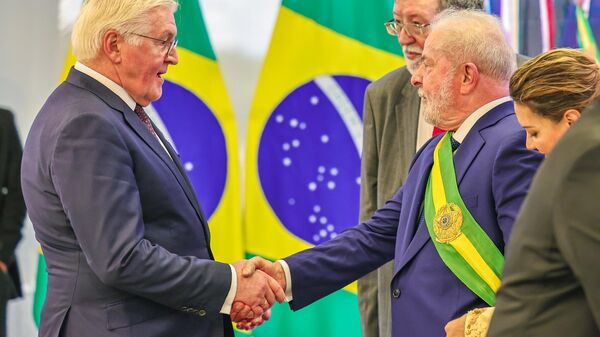 O presidente Luiz Inácio Lula da Silva recebe os cumprimentos do presidente da Alemanha, Frank-Walter Steinmeier, durante cerimônia de posse. Brasília, 1º de janeiro de 2023 - Sputnik Brasil