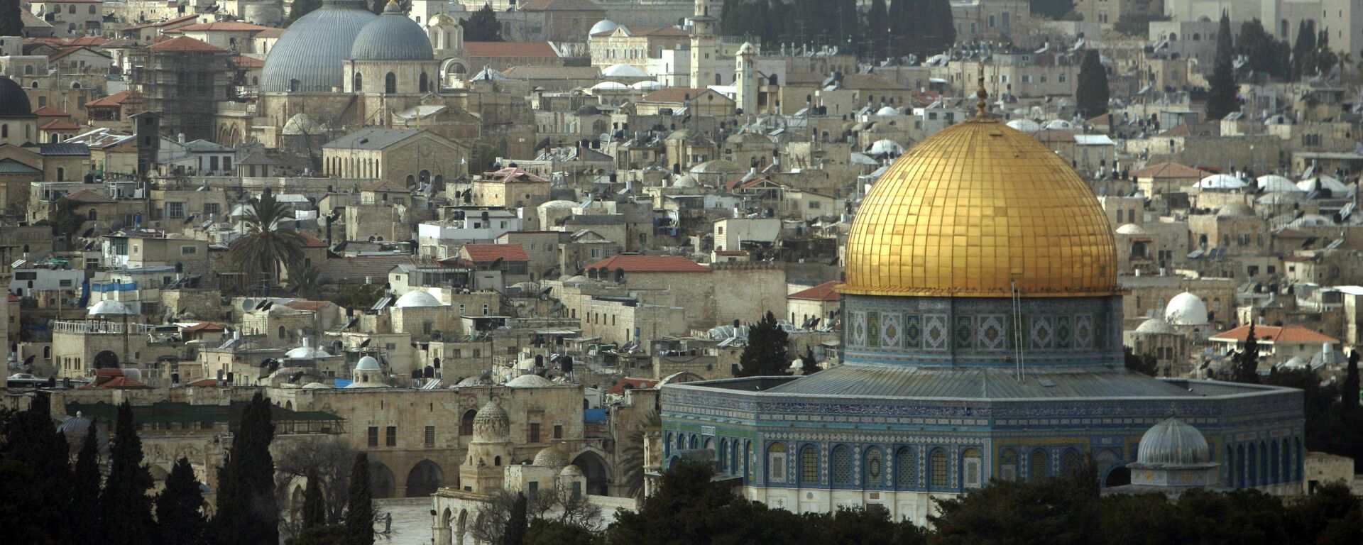Visão geral da Mesquita Domo da Rocha no complexo da Mesquita Al Aqsa, conhecida pelos judeus como o Monte do Templo, vista do Monte das Oliveiras, no leste de Jerusalém - Sputnik Brasil, 1920, 29.01.2023