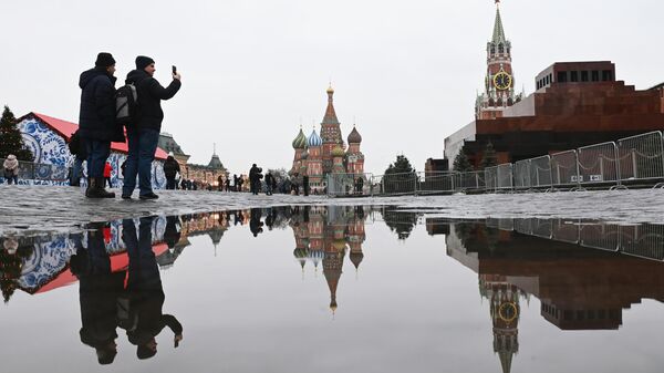 Pessoas se fotografando na Praça Vermelha em Moscou, foto publicada em 20 de janeiro de 2023 - Sputnik Brasil