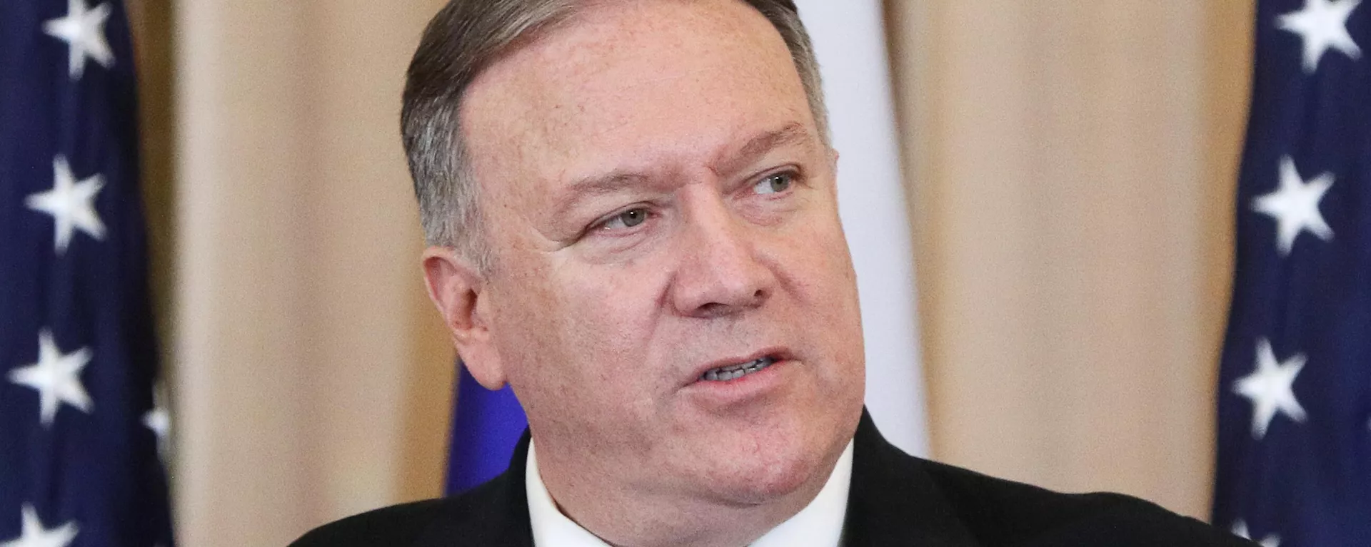 O ex-diretor da CIA e ex-secretário de Estado, Mike Pompeo, fala durante conferência de imprensa - Sputnik Brasil, 1920, 02.10.2023