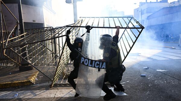Integrantes da tropa de choque da polícia do Peru em meio aos distúrbios locais - Sputnik Brasil