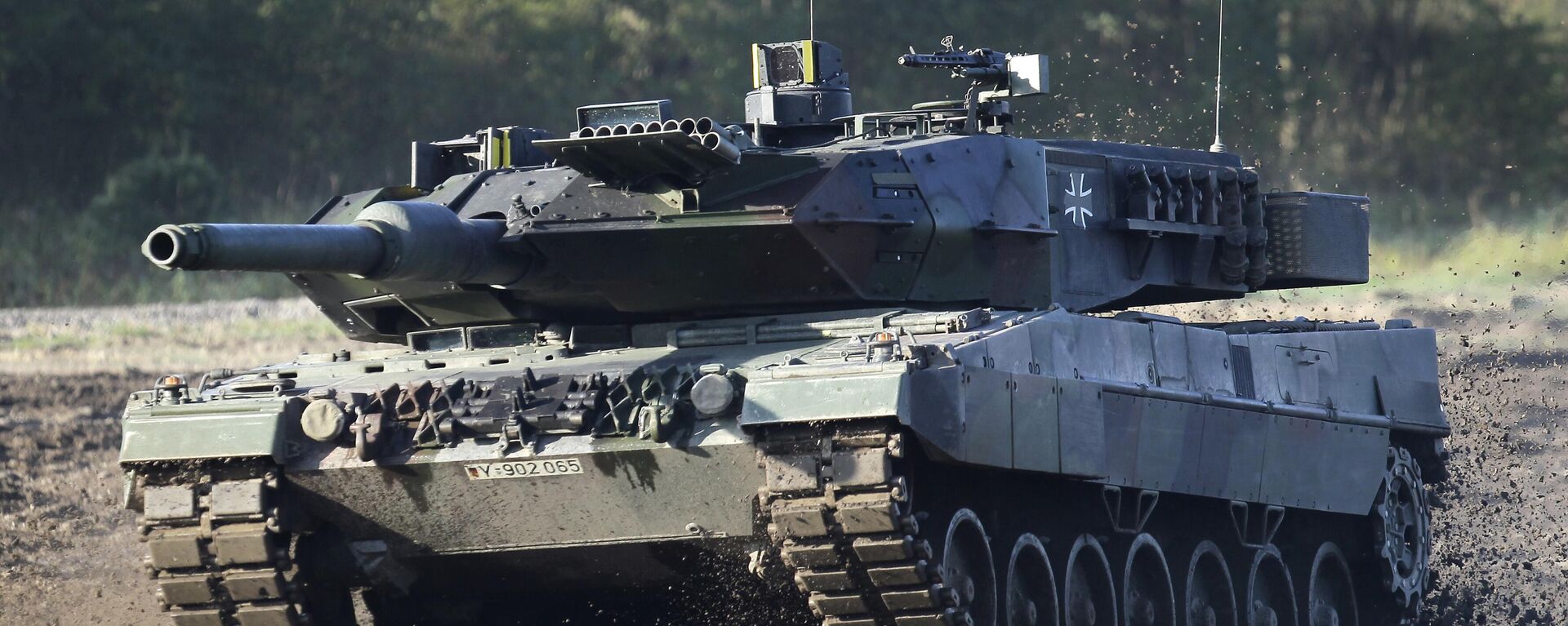 Um tanque Leopard 2 é retratado durante um evento de demonstração realizado para a mídia pelo Bundeswehr alemão (Forças Armadas unificadas da Alemanha) em Munster, perto de Hannover, Alemanha, 28 de setembro de 2011 - Sputnik Brasil, 1920, 31.01.2023