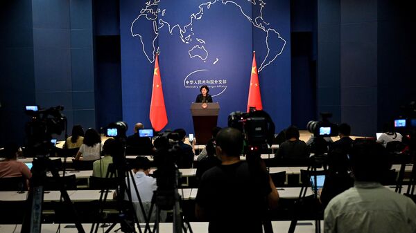 A Ministra Adjunto das Relações Exteriores Hua Chunying fala durante uma coletiva de imprensa no Ministério das Relações Exteriores em Pequim (foto de arquivo) - Sputnik Brasil