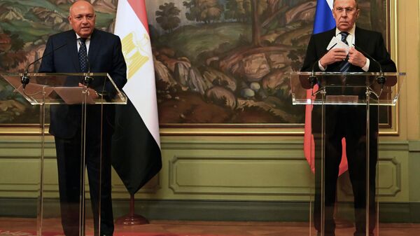 Ministro das Relações Exteriores da Rússia Sergei Lavrov (à direita) e seu homólogo do Egito, Sameh Shoukry, em coletiva de imprensa conjunta - Sputnik Brasil