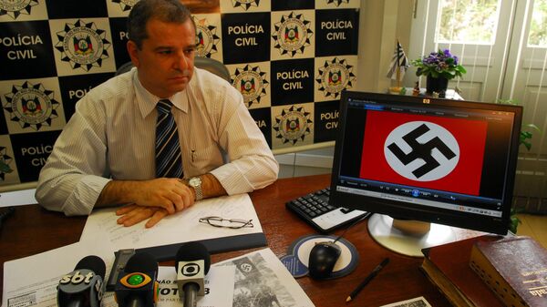 Em 5 de novembro de 2010, a Polícia Civil do Rio Grande do Sul apreendeu em casa no centro de Porto Alegre material de apologia ao nazismo, como fotografias, CDs, camisetas, distintivos, facas, uma soqueira e um computador portátil (foto de arquivo) - Sputnik Brasil
