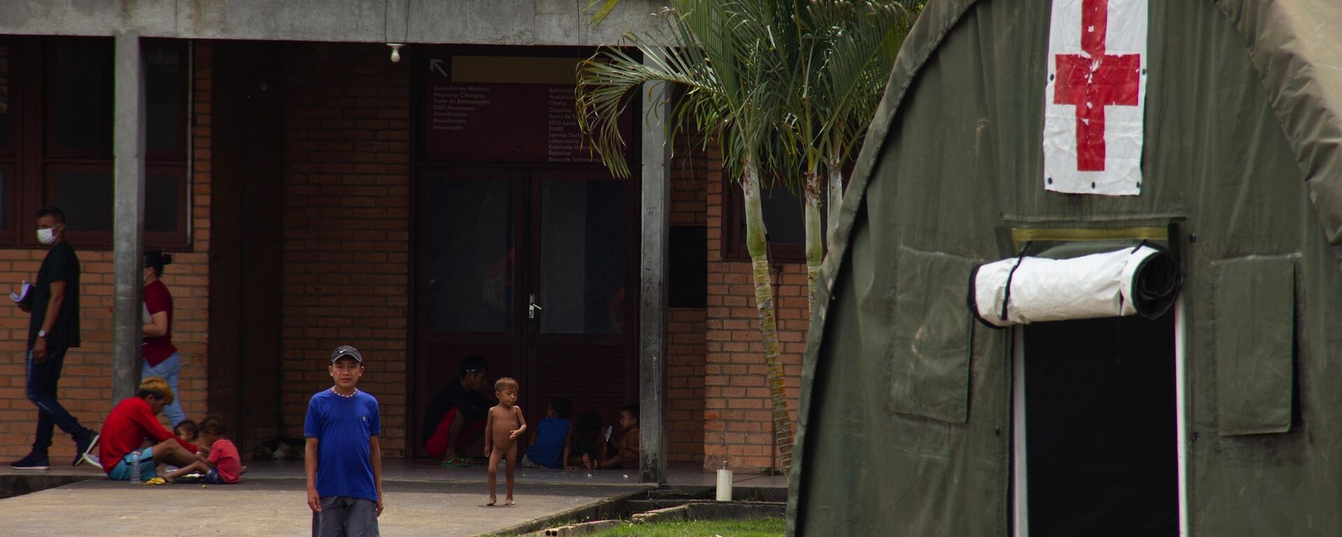 Indígenas Yanomami circulam ao lado de hospital de campanha em Boa Vista (RR), em 27 de janeiro de 2023 - Sputnik Brasil, 1920, 31.01.2023