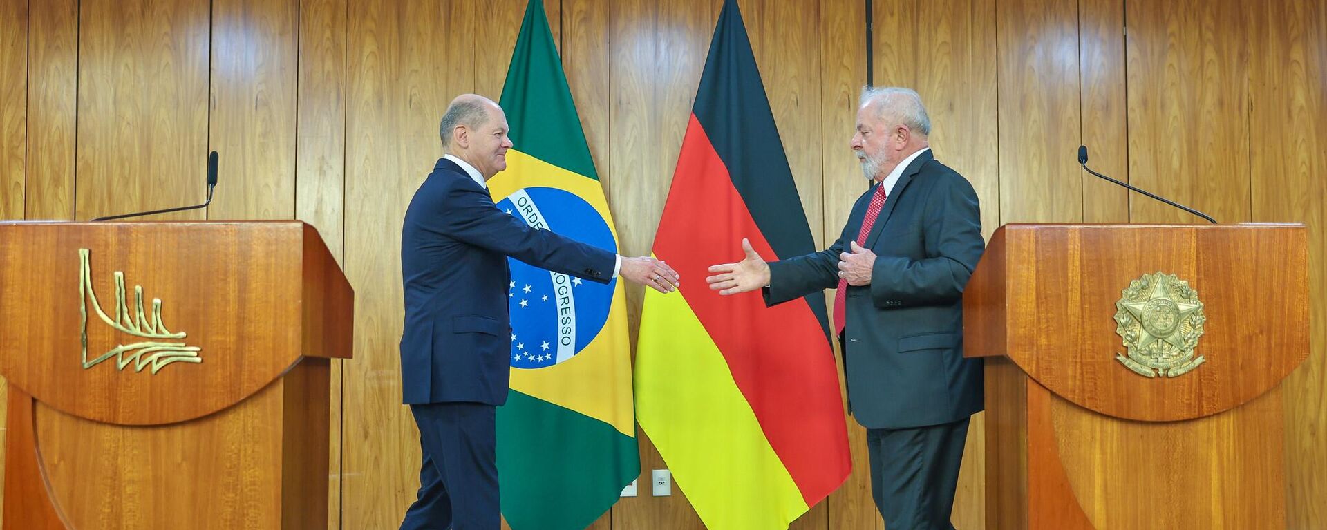 O presidente brasileiro, Luiz Inácio Lula da Silva (à direita), recebe o chanceler alemão, Olaf Scholz, em Brasília. Brasil, 31 de janeiro de 2023 - Sputnik Brasil, 1920, 10.02.2023