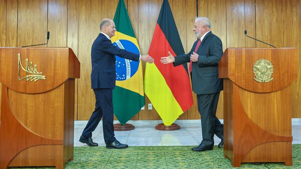 O presidente brasileiro, Luiz Inácio Lula da Silva (à direita), recebe o chanceler alemão, Olaf Scholz, em Brasília. Brasil, 31 de janeiro de 2023 - Sputnik Brasil