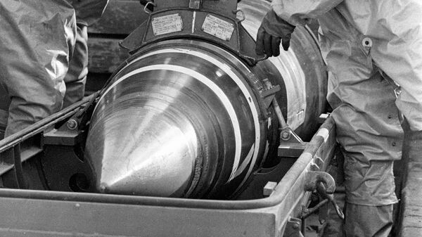 Militares embalam ogivas nucleares em contêineres para transportá-los da Ucrânia - Sputnik Brasil