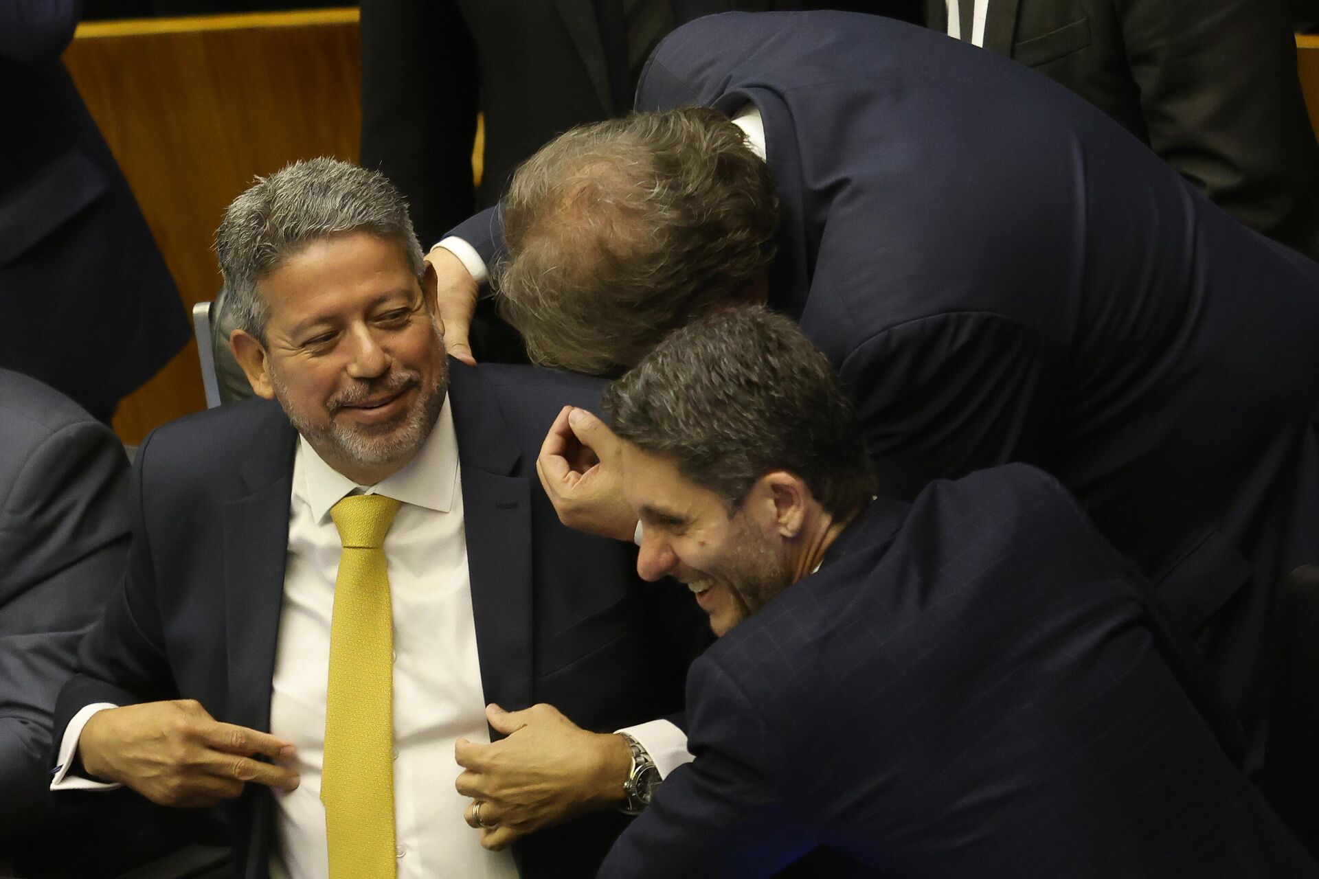 Arthur Lira (PP-AL, à esquerda), presidente da Câmara dos Deputados, durante a votação de destaques e do segundo turno da Proposta de Emenda à Constituição (PEC) que expande benefícios sociais, em 13 de julho de 2022 - Sputnik Brasil, 1920, 15.09.2023