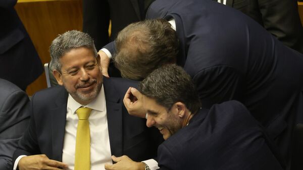 Arthur Lira (PP-AL, à esquerda), presidente da Câmara dos Deputados, durante a votação de destaques e do segundo turno da Proposta de Emenda à Constituição (PEC) que expande benefícios sociais, em 13 de julho de 2022 - Sputnik Brasil