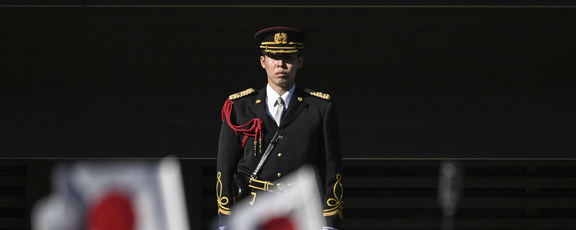 Simpatizantes agitam bandeiras na frente de guarda de membros da família real do Japão durante a tradicional cerimônia de saudação de ano-novo no Palácio Imperial, em Tóquio. Japão, 2 de janeiro de 2023 - Sputnik Brasil, 1920, 09.05.2023