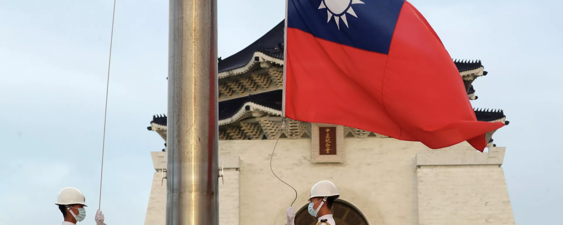 A bandeira de Taiwan sendo hasteada na ilha - Sputnik Brasil, 1920, 16.01.2024