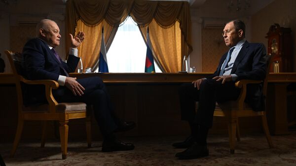Sergei Lavrov, ministro das Relações Exteriores da Rússia (à direita), durante entrevista a Dmitry Kiselev, diretor-geral do grupo de mídia Rossiya Segodnya - Sputnik Brasil