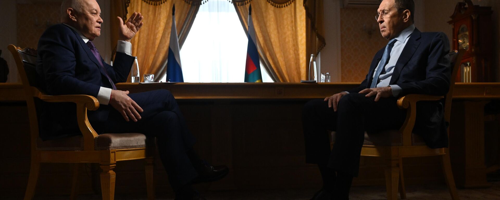 Sergei Lavrov, ministro das Relações Exteriores da Rússia (à direita), durante entrevista a Dmitry Kiselev, diretor-geral do grupo de mídia Rossiya Segodnya - Sputnik Brasil, 1920, 02.02.2023