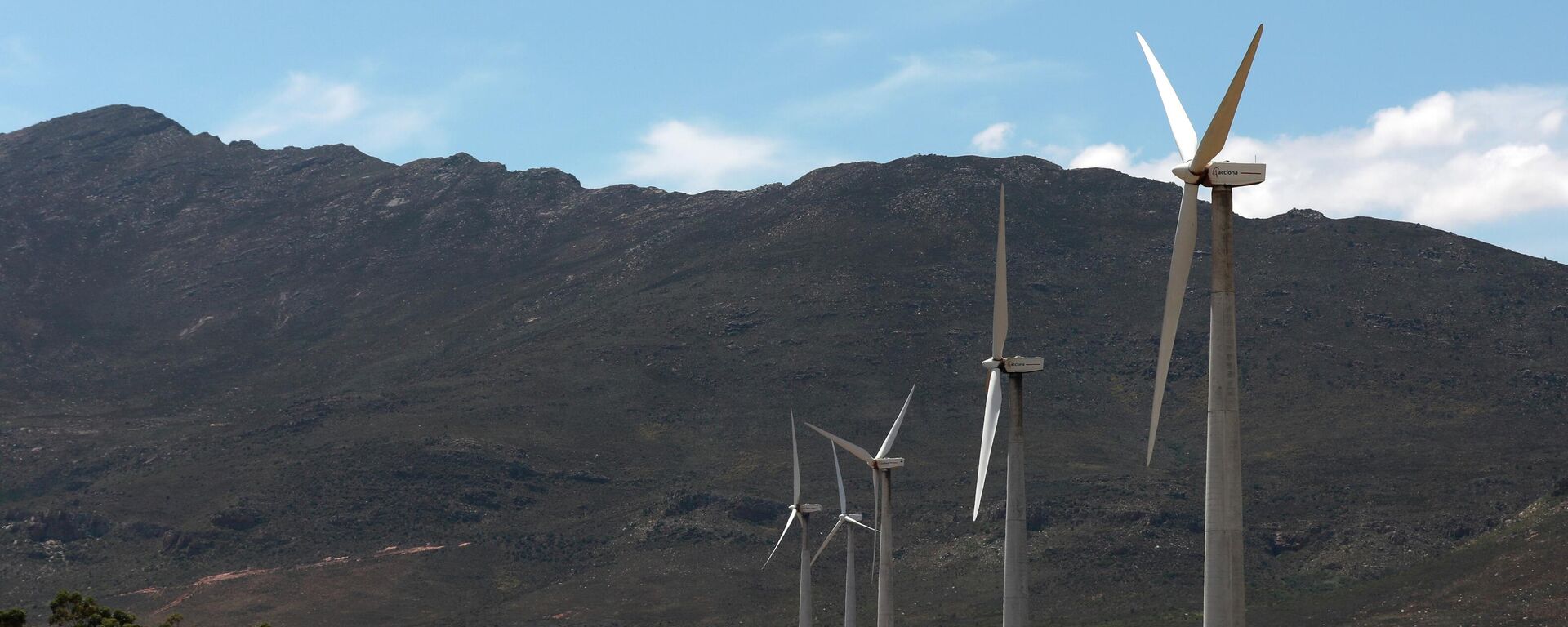 Turbinas eólicas são vistas no Gouda Wind Farm — um dos maiores da África Austral — localizado a 115 km a nordeste da Cidade do Cabo, África do Sul, 7 de novembro de 2022 - Sputnik Brasil, 1920, 02.02.2023
