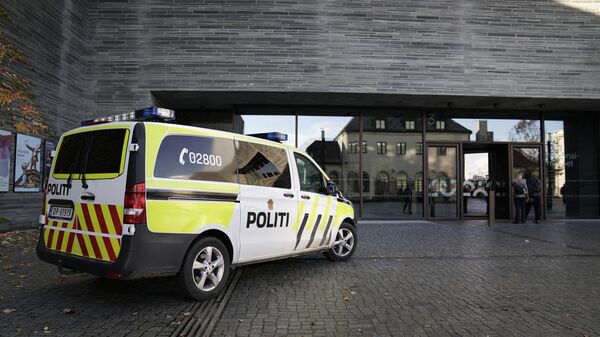 Um carro da polícia fica do lado de fora do Museu Nacional em Oslo, Noruega, em 11 de novembro de 2022 - Sputnik Brasil