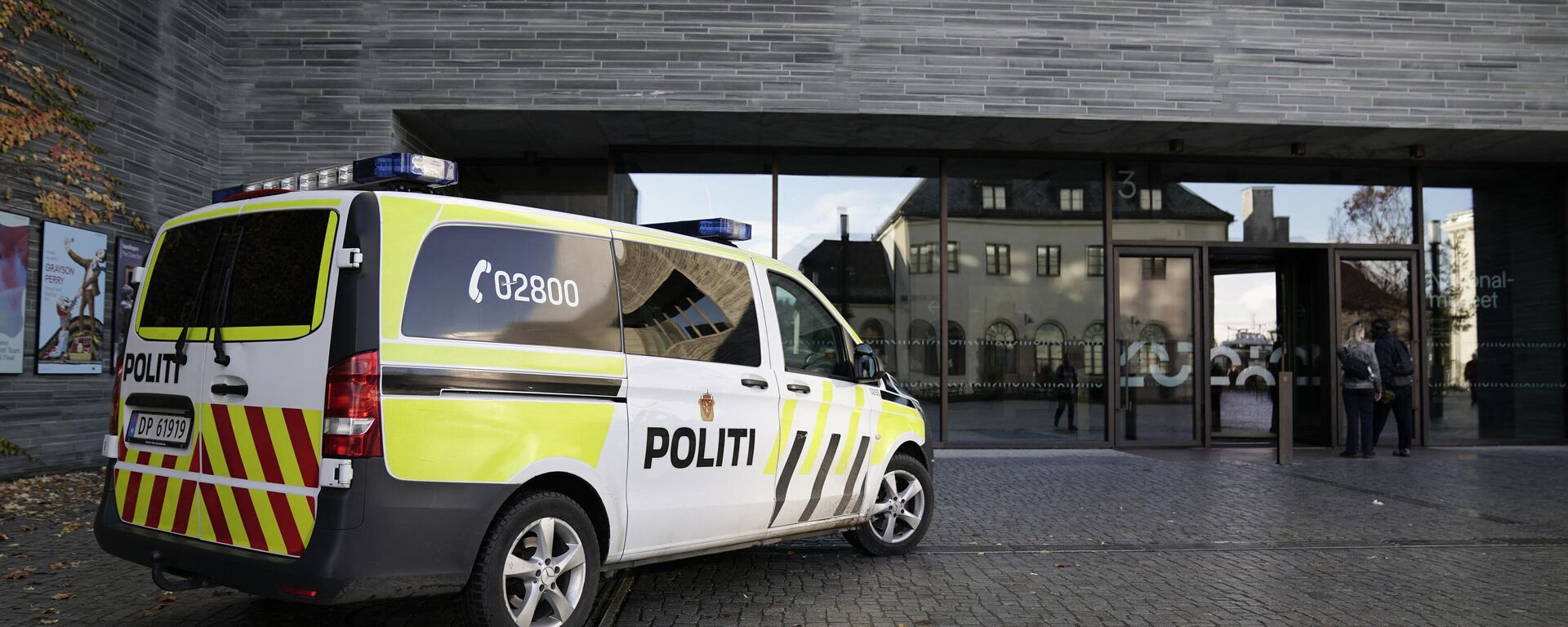 Um carro da polícia fica do lado de fora do Museu Nacional em Oslo, Noruega, em 11 de novembro de 2022 - Sputnik Brasil, 1920, 02.02.2023