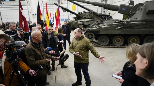 O secretário de Defesa do Reino Unido, Ben Wallace, fala à mídia durante sua visita ao Campo Militar de Tapa, na Estônia, 19 de janeiro de 2023 - Sputnik Brasil