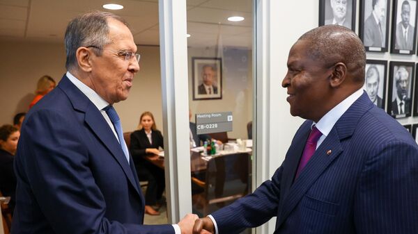 O ministro das Relações Exteriores da Rússia, Sergei Lavrov, e o presidente da República Centro-Africana (RCA), Faustin-Archange Touadéra, se reúnem durante a 77ª Assembleia Geral da ONU, em 21 de setembro de 2022 - Sputnik Brasil