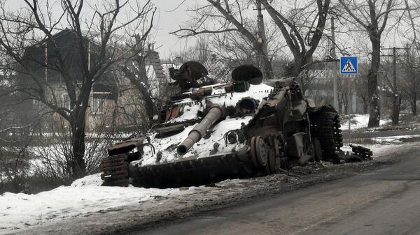 Tanque T-64 destruído das Forças Armadas da Ucrânia ao lado de via para Severodonetsk, foto publicada em 1º de fevereiro de 2023 - Sputnik Brasil
