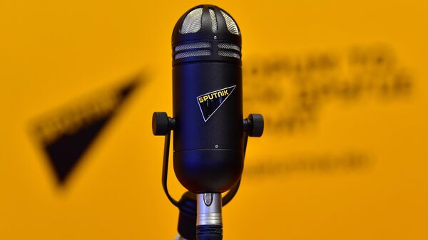 Microfone com logotipo da Rádio Sputnik no estúdio, foto publicada em 4 de junho de 2021 - Sputnik Brasil