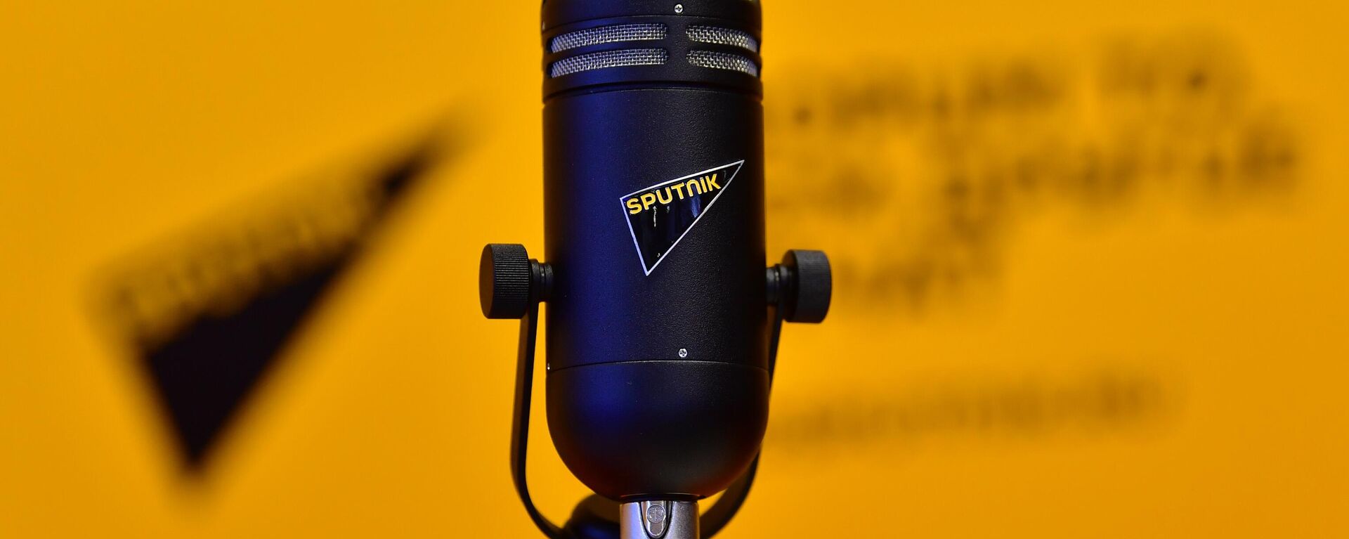Microfone com logotipo da Rádio Sputnik no estúdio, foto publicada em 4 de junho de 2021 - Sputnik Brasil, 1920, 03.02.2023