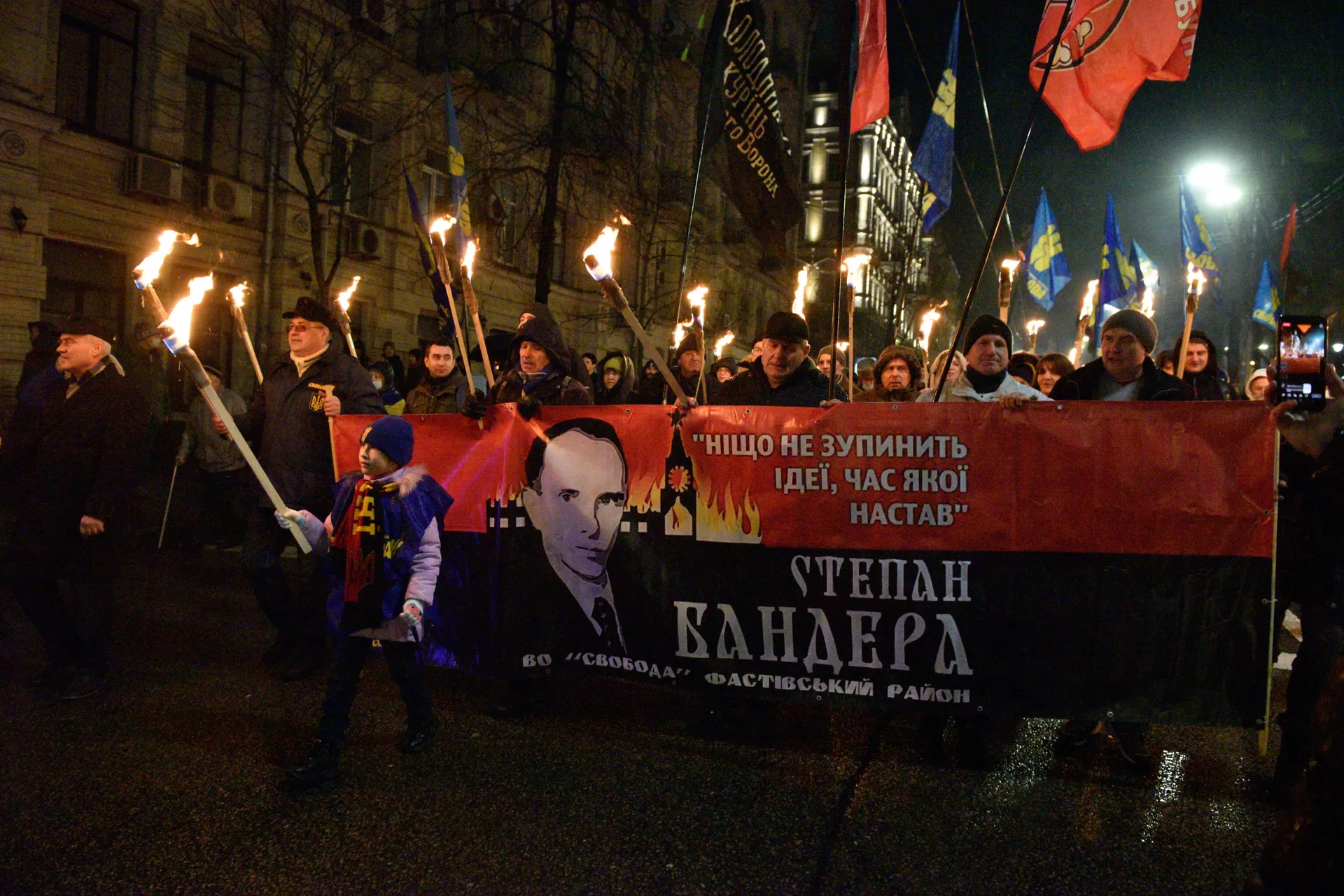 Com tochas, nacionalistas ucranianos de extrema-direita marcham em celebração do 113º aniversário de Stepan Bandera, colaborador de Adolf Hitler na Segunda Guerra Mundial, em Kiev, em 1º de janeiro de 2022 - Sputnik Brasil, 1920, 27.04.2024