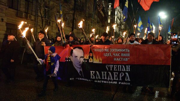 Com tochas, nacionalistas ucranianos de extrema-direita marcham em celebração do 113º aniversário de Stepan Bandera, colaborador de Adolf Hitler na Segunda Guerra Mundial, em Kiev, em 1º de janeiro de 2022 - Sputnik Brasil