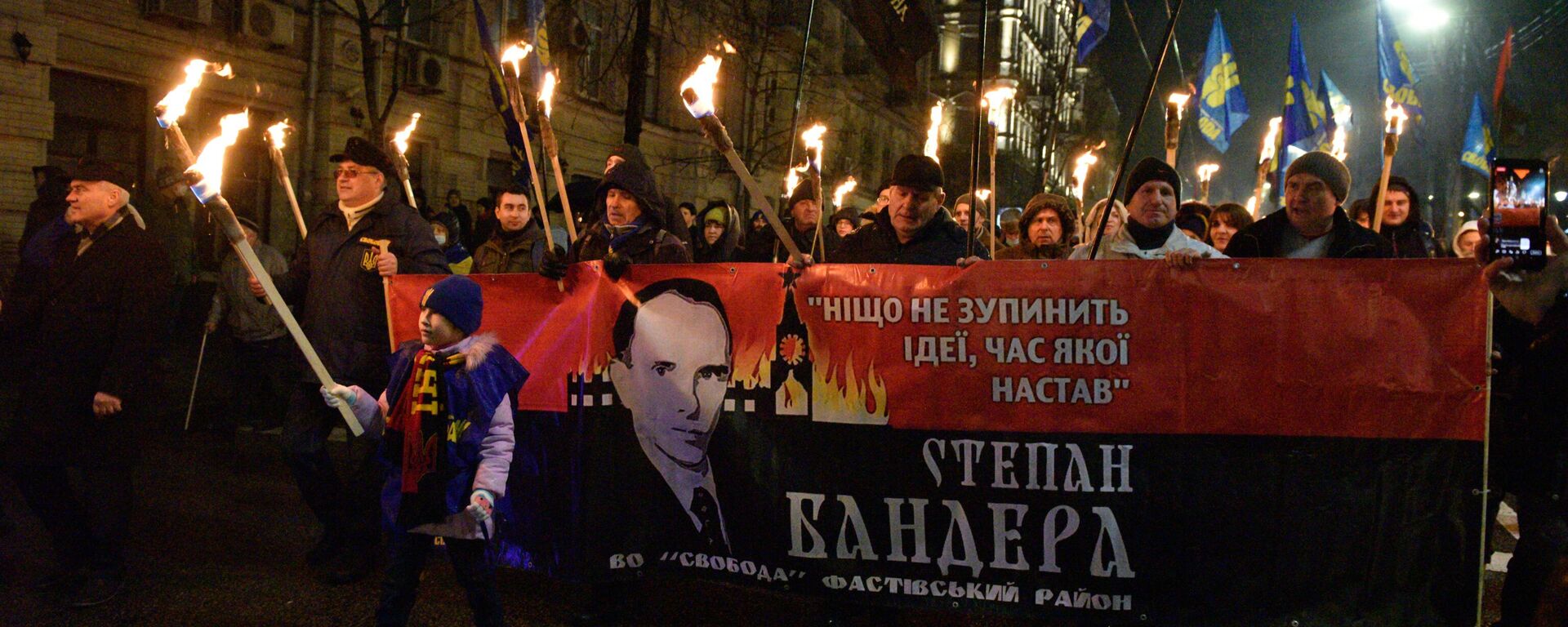 Com tochas, nacionalistas ucranianos de extrema-direita marcham em celebração do 113º aniversário de Stepan Bandera, colaborador de Adolf Hitler na Segunda Guerra Mundial, em Kiev, em 1º de janeiro de 2022 - Sputnik Brasil, 1920, 04.02.2023