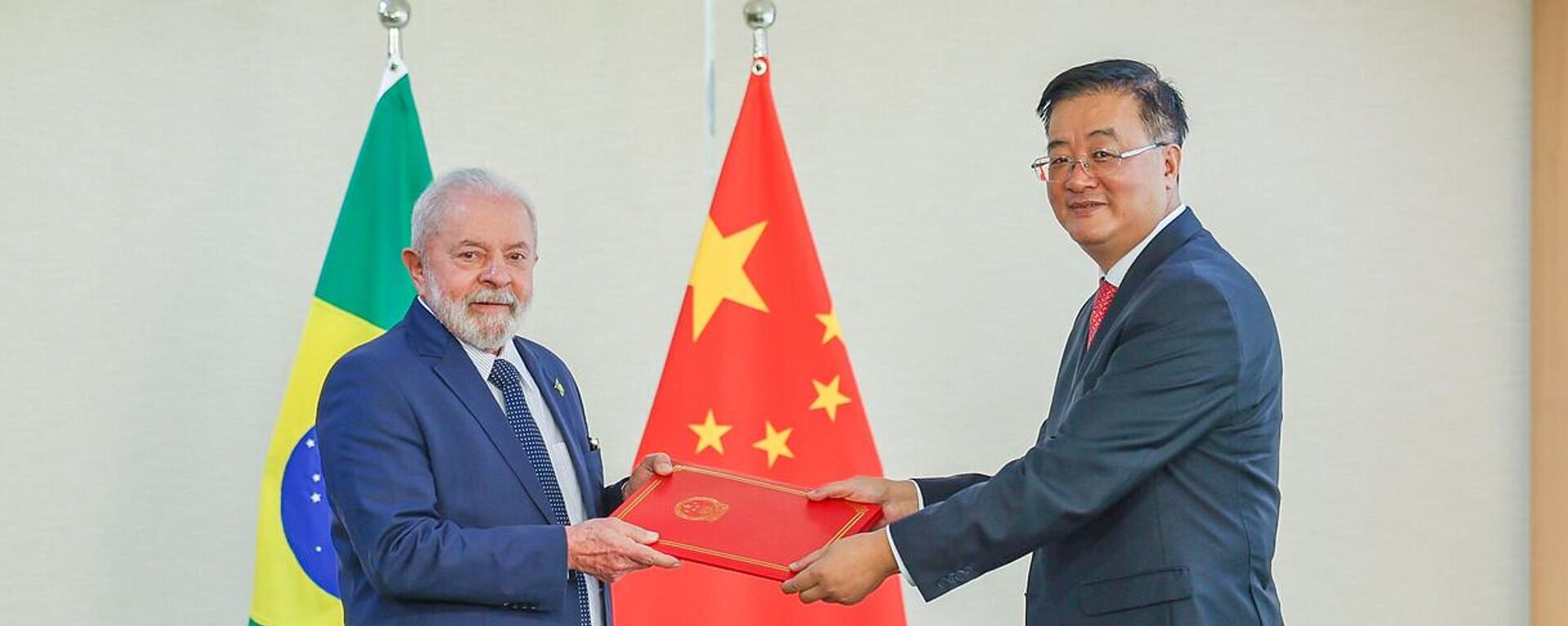 Luiz Inácio Lula da Silva cumprimenta o embaixador da China no Brasil, Zhu Qingqiao. Brasília, 3 de fevereiro de 2023 - Sputnik Brasil, 1920, 07.03.2023