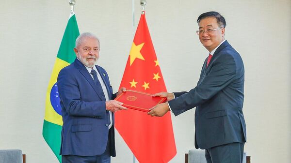 Luiz Inácio Lula da Silva cumprimenta o embaixador da China no Brasil, Zhu Qingqiao. Brasília, 3 de fevereiro de 2023 - Sputnik Brasil