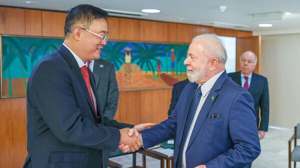 Luiz Inácio Lula da Silva cumprimenta o embaixador da China no Brasil, Zhu Qingqiao. Brasília, 3 de fevereiro de 2023 - Sputnik Brasil
