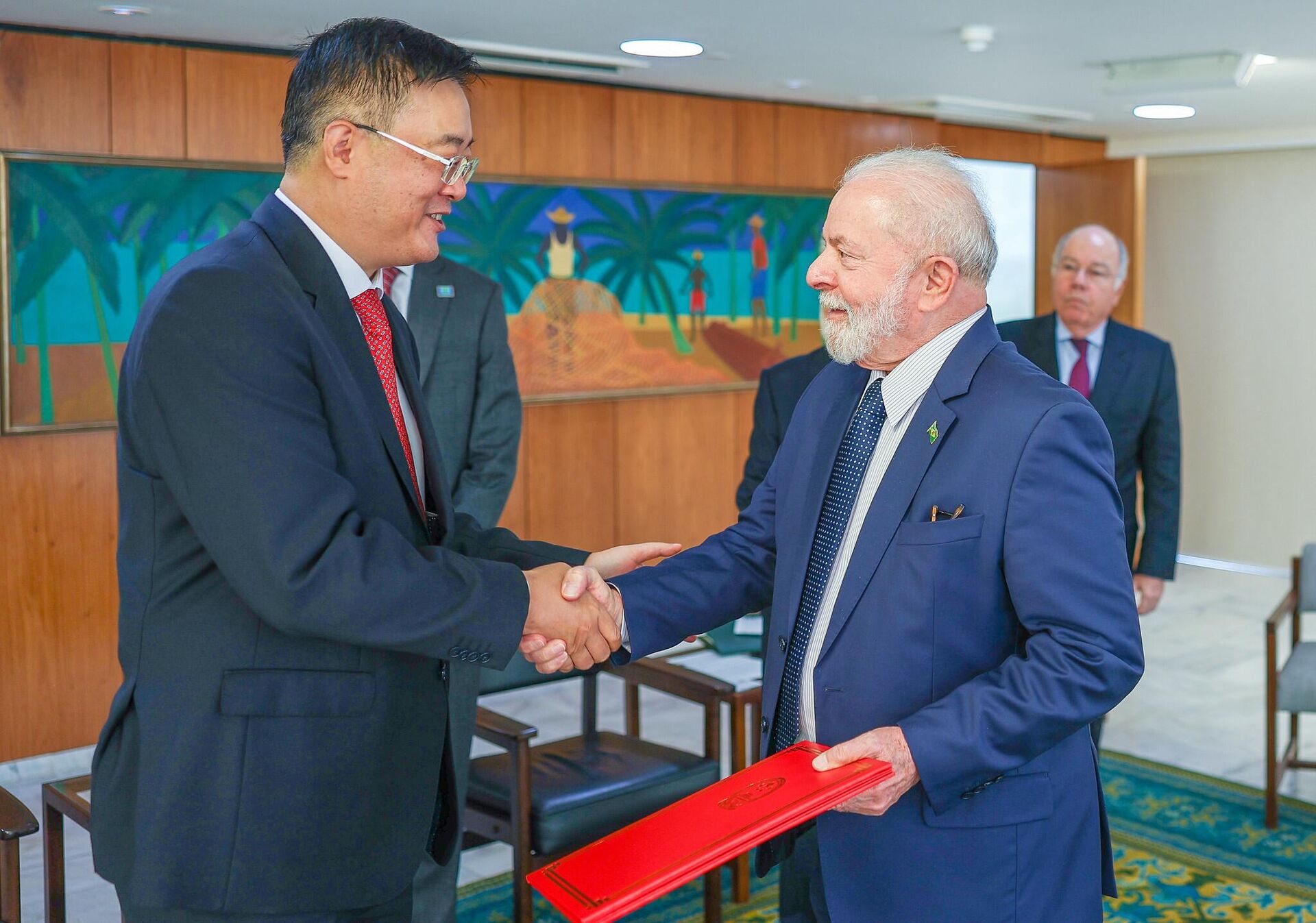 Luiz Inácio Lula da Silva cumprimenta o embaixador da China no Brasil, Zhu Qingqiao. Brasília, 3 de fevereiro de 2023 - Sputnik Brasil, 1920, 03.02.2023