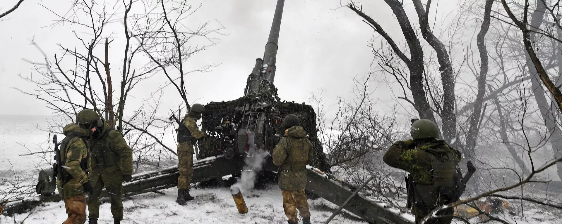 Artilheiros russos disparam um obus rebocado 2A65 Msta-B 152 mm em direção a posições das forças armadas ucranianas, enquanto a operação militar da Rússia na Ucrânia continua, em local desconhecido, 1º de fevereiro de 2023 - Sputnik Brasil, 1920, 27.11.2023