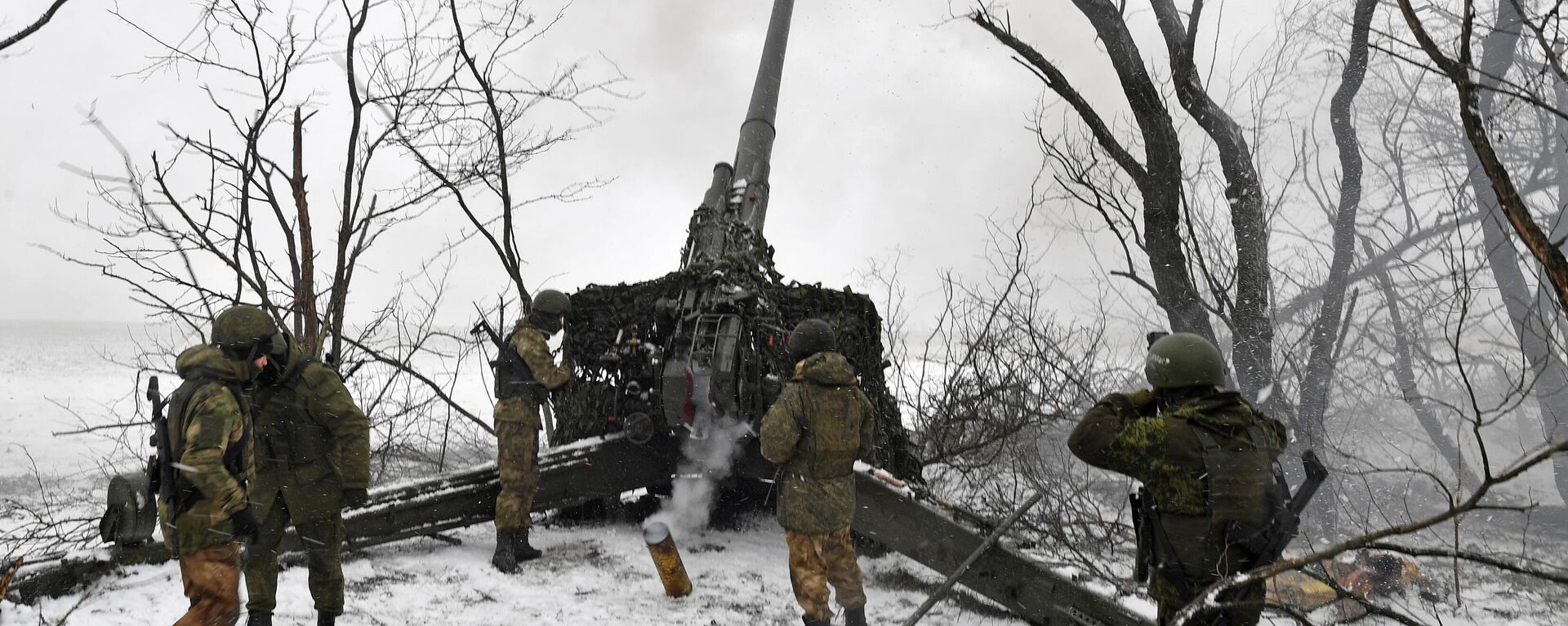 Artilheiros russos disparam um obus rebocado 2A65 Msta-B 152 mm em direção a posições das forças armadas ucranianas, enquanto a operação militar da Rússia na Ucrânia continua, em local desconhecido, 1º de fevereiro de 2023 - Sputnik Brasil, 1920, 04.02.2023